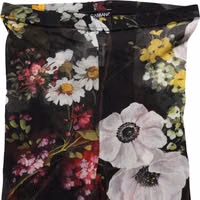 جوارب نيلون سوداء مزينة بطبعة زهور من غوتشي 1