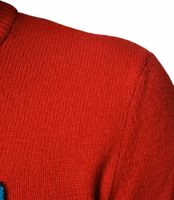سويت شيرت صوف أحمر بياقة دائرية بتصميم «آيم ذا كينغ» 5