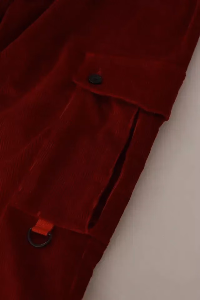 بنطال كارغو سكيني من القطن المخملي الأحمر